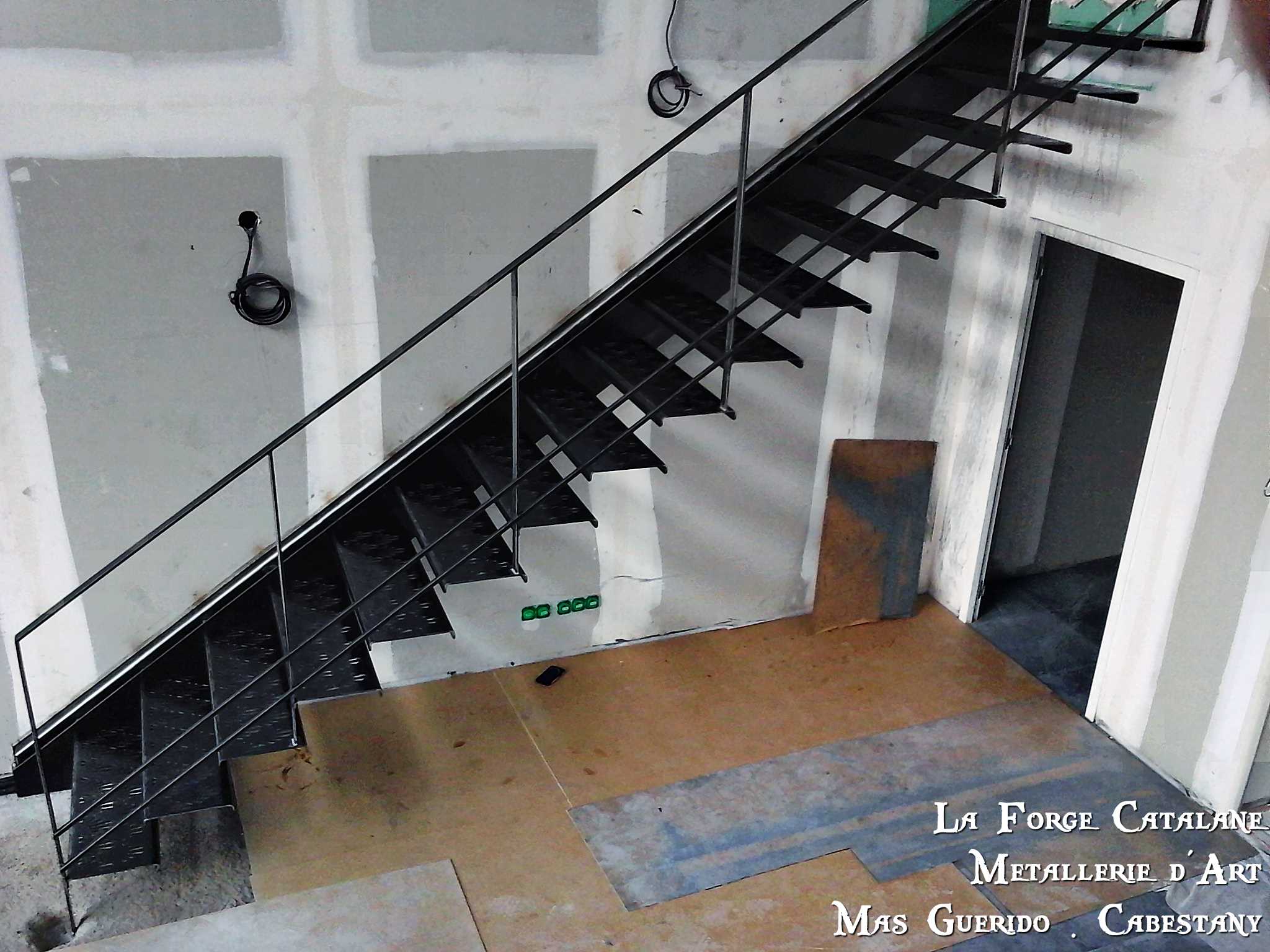 escalier avec decoupe laser sur les marches rampant remplissage par lisses ronde  forge catalane.jpg